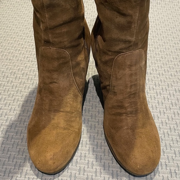 Vintage BCBG Mid-Calf Green Suede Wedge Boots With Zipper - Picture 13 of 15